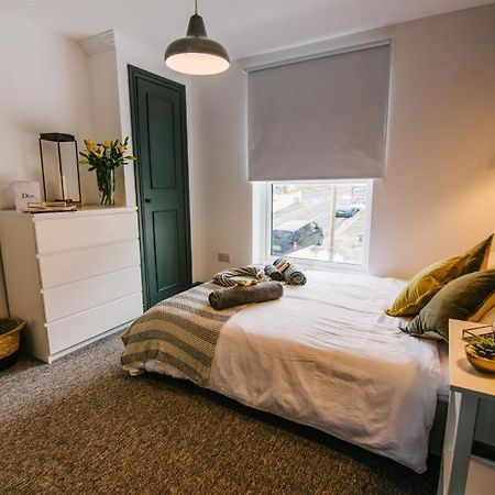 Quiet Location - 3 Bedroom Family House With 3 Shower Room - 2 Parking Spaces Plymouth Buitenkant foto