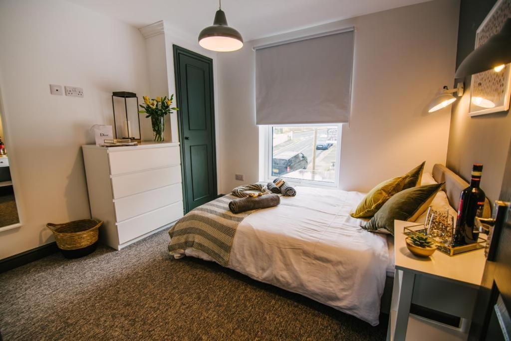 Quiet Location - 3 Bedroom Family House With 3 Shower Room - 2 Parking Spaces Plymouth Buitenkant foto